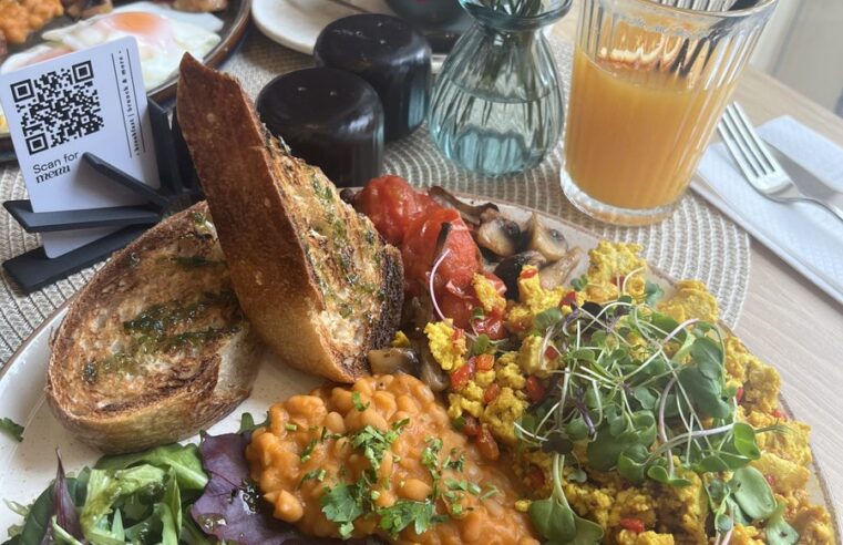 Tofu scramble op volkoren toast: een hartig ontbijt