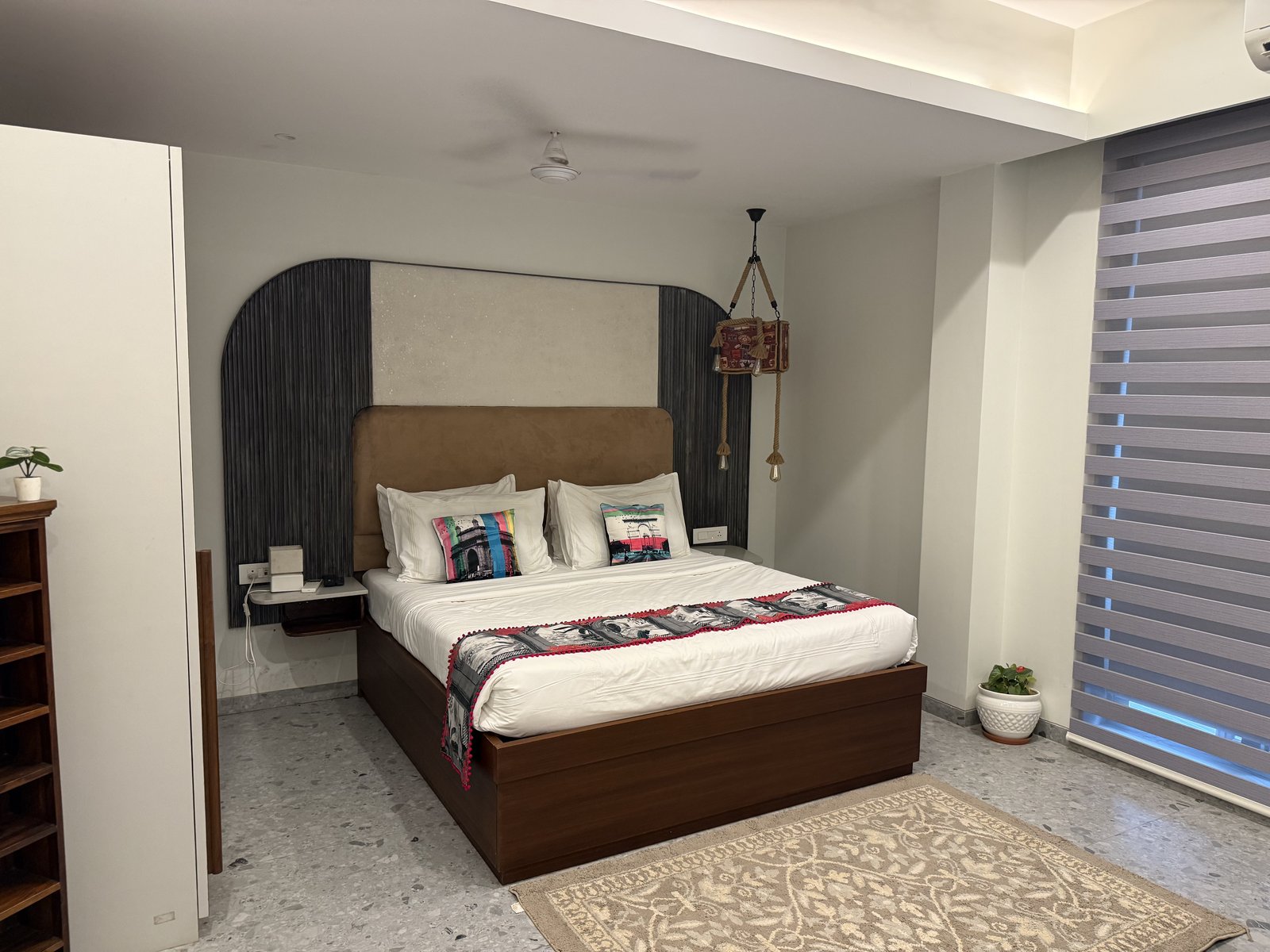 Opgemaakt bed in een lichte slaapkamer met raam