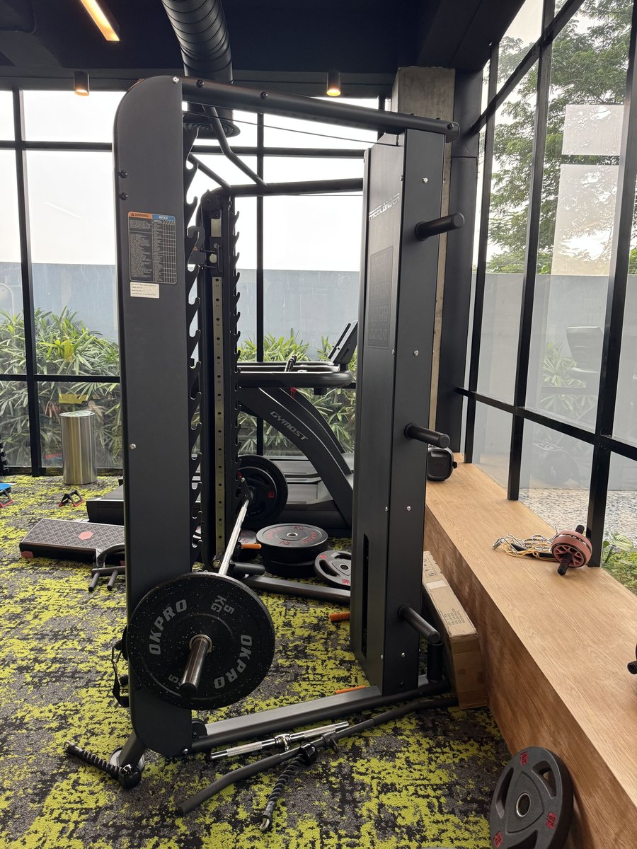 Trainingsapparaat en gewichten in een fitnessruimte